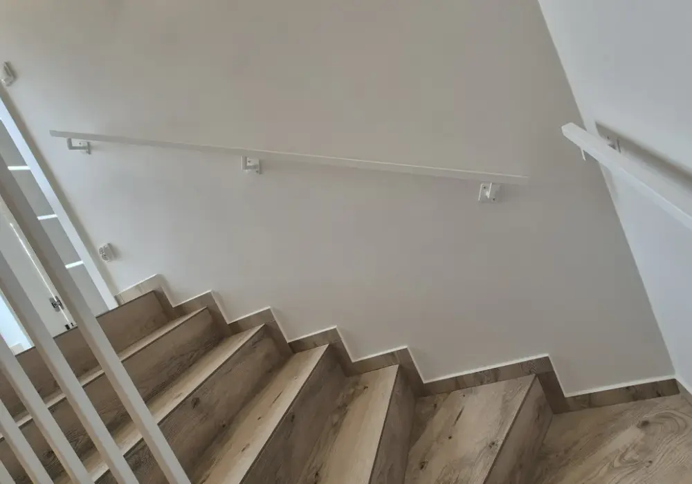Nowoczesne balustrady wewnętrzne: przewodnik po designie i bezpieczeństwie