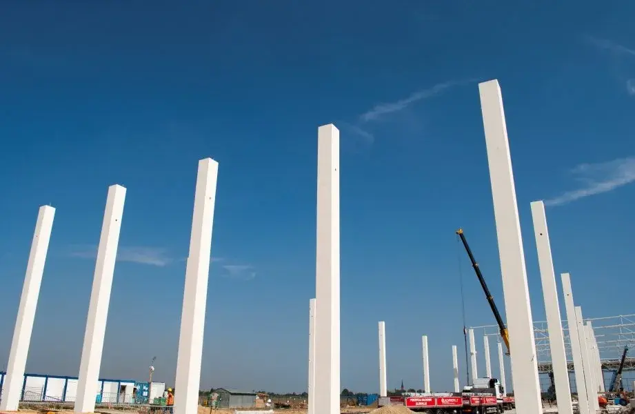 Słupy żelbetowe 24x24: Aktualne ceny i zastosowania w 2025