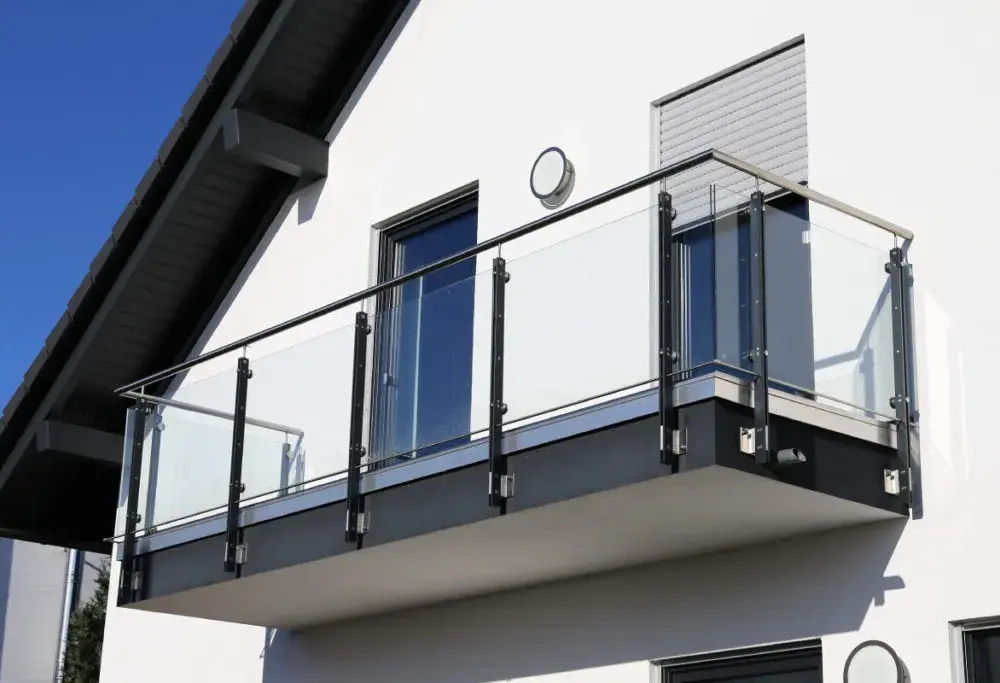 Szyby na balkon: Jak wybrać najlepsze przeszklenie balkonowe?
