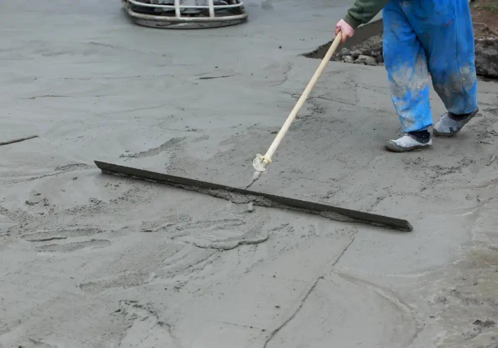 Jak długo podlewać strop betonowy, aby uniknąć pęknięć?