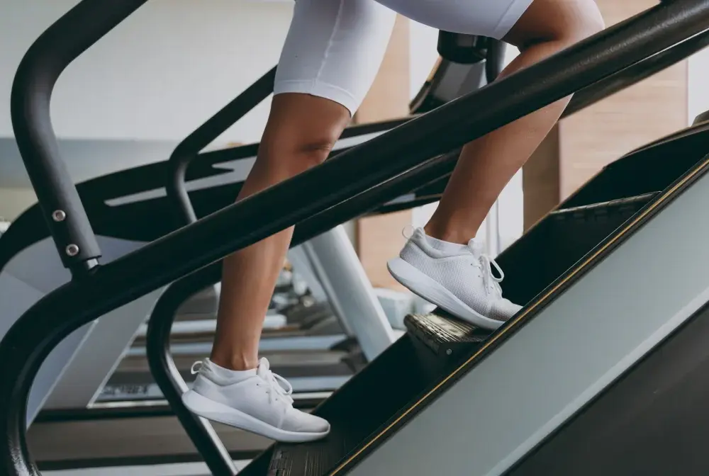 Czy chodzenie po schodach odchudza? Sprawdź, jak spalić kalorie!