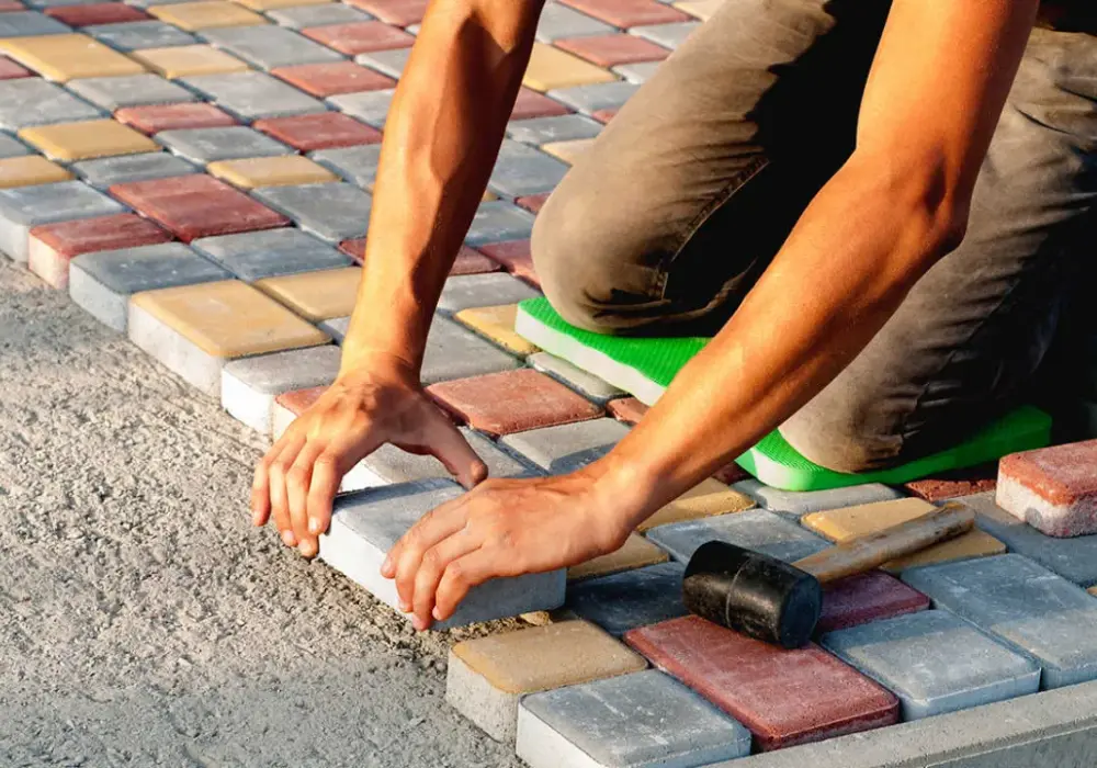 Jak ułożyć kostkę brukową na starym betonie - uniknij najczęstszych błędów