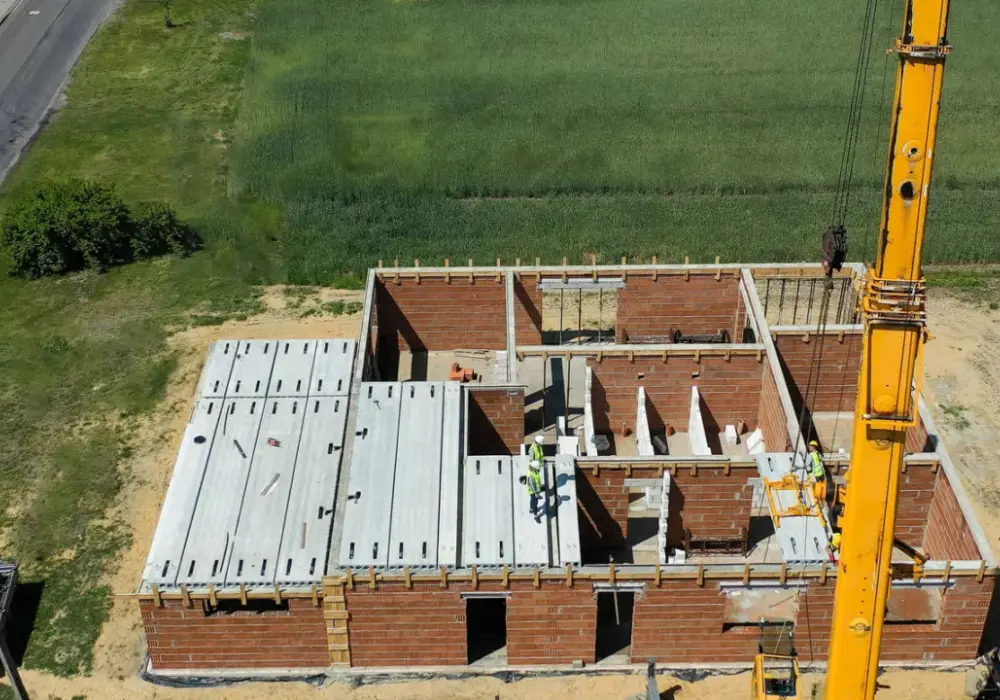 Montaż płyt stropowych sprężonych: krok po kroku i praktyczne porady