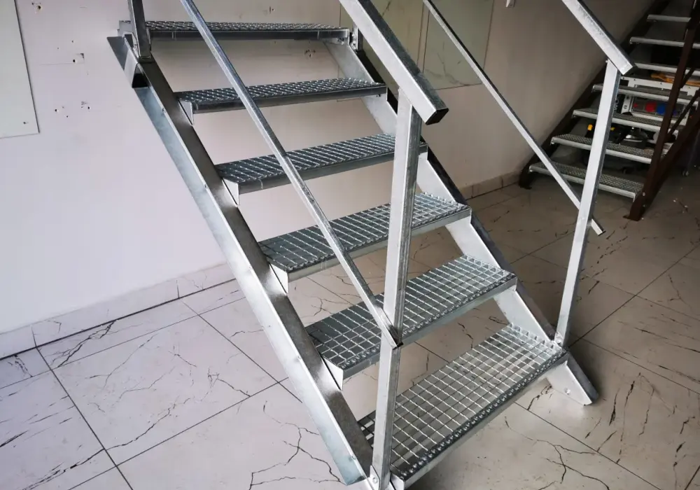 Metalowe schody do piwnicy: Wybór, montaż i koszty (Kompletny przewodnik)
