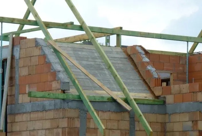 Strop poddasza z betonu - zalety i wady tej trwałej konstrukcji