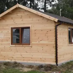Drewniany domek letniskowy, gotowy do zamieszkania. Zastanawiasz się, ile kosztuje budowa domku letniskowego drewnianego? Ten przykład pokazuje, że warto!