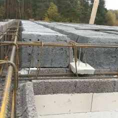 Budowa domu: betonowe pustaki i zbrojenie pod nadproże. Poduszka betonowa pod nadproże czeka na zalanie.