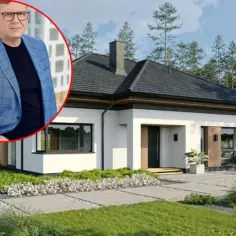 Mężczyzna w garniturze obok nowoczesnego domu. Zastanawiasz się, ile kosztuje metr budowy domu 2026?