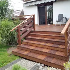 Drewniany taras ze schodami i balustradą. Zastanawiasz się, ile kosztuje pozwolenie na budowę tarasu?