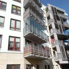 Ile kosztuje zabudowa balkonu w bloku? Poznaj ukryte koszty i opcje