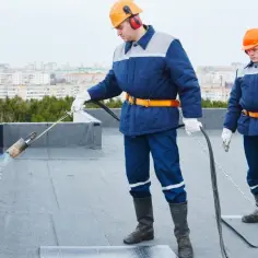 Ile kosztuje remont dachu płaskiego? Sprawdź, co wpływa na ceny