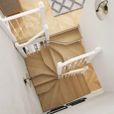 Gotowe schody na poddasze z jasnego drewna i białej balustrady, idealne do nowoczesnego wnętrza.