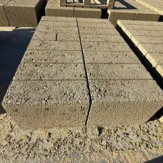 Stos betonowych bloczków, gotowych do budowy. Zastanawiasz się, ile bloczków betonowych na metr? Oto odpowiedź w praktyce.
