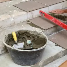 Jak położyć płytki na schodach wewnętrznych bez błędów i stresu