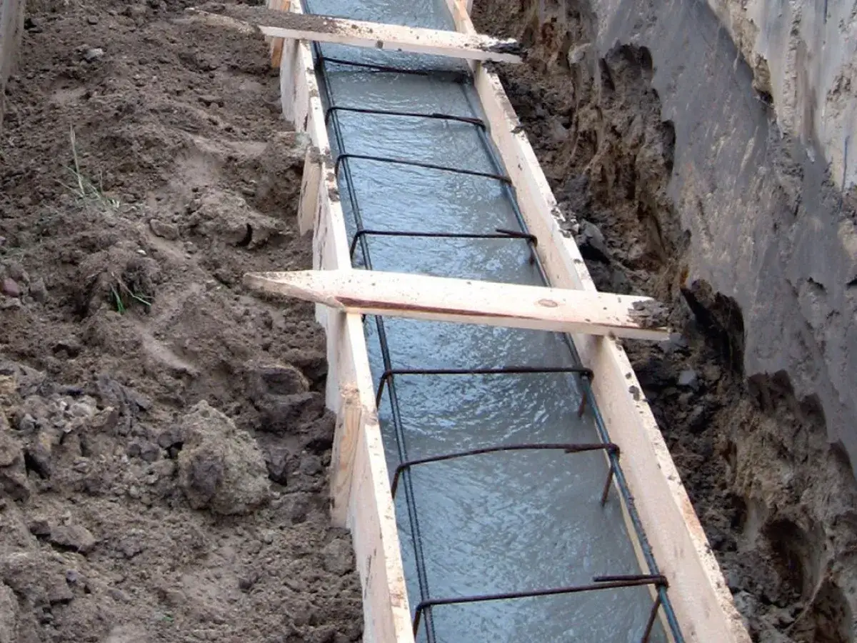 Zbrojenie w szalunku z betonem. Czekamy na odpowiedni czas, po jakim można murować na fundamencie.