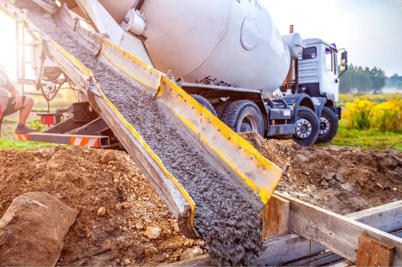 Betoniarka wylewa beton na fundament. Po jakim czasie można murować na fundamencie? Czekamy na związanie betonu.