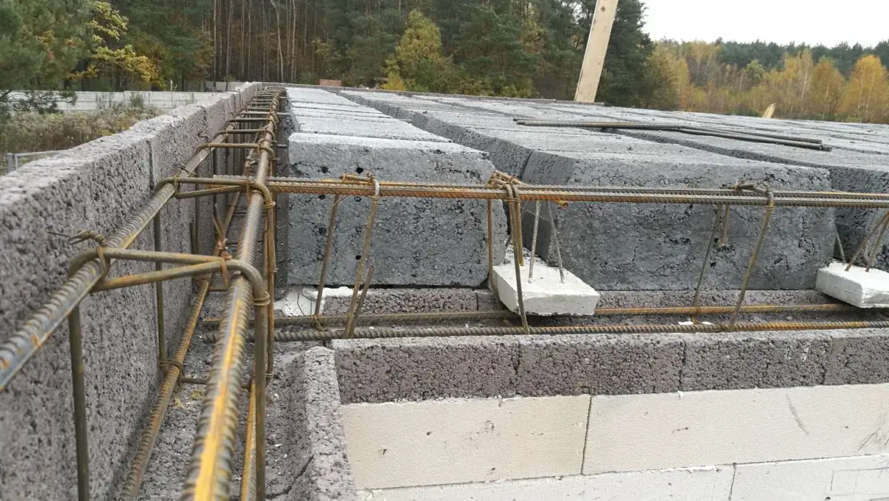 Poduszka betonowa pod nadproże, zbrojenie stalowe i pustaki betonowe na budowie.