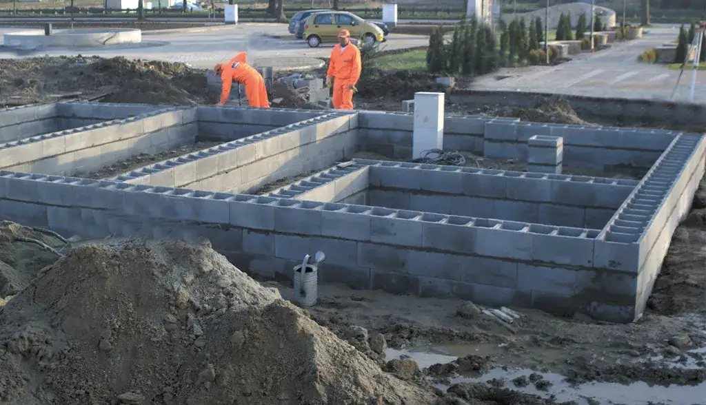 Zdjęcie Jak zbudować mocne słupy z pustaka szalunkowego słupkowego