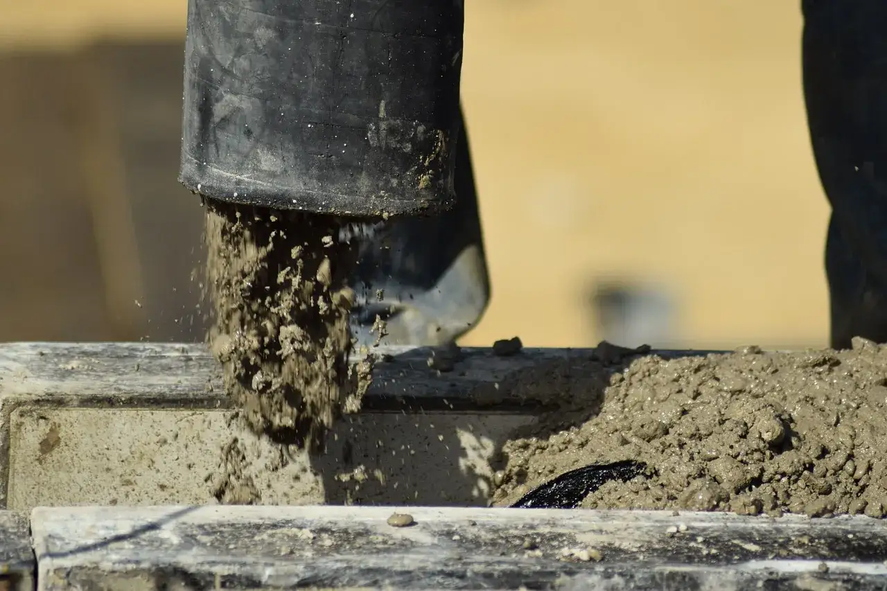 Wylany beton spada z czarnej rury. Niestety, przymrozek może zaszkodzić świeżej masie.