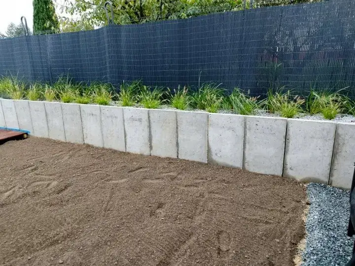 Zdjęcie Murek oporowy betonowy: funkcje, rodzaje i montaż - kompendium