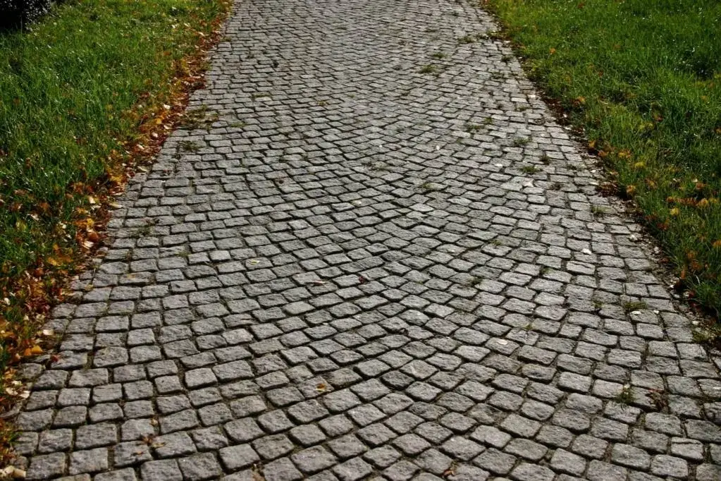 Zdjęcie Jak ułożyć kostkę brukową bez zagęszczarki i uniknąć błędów