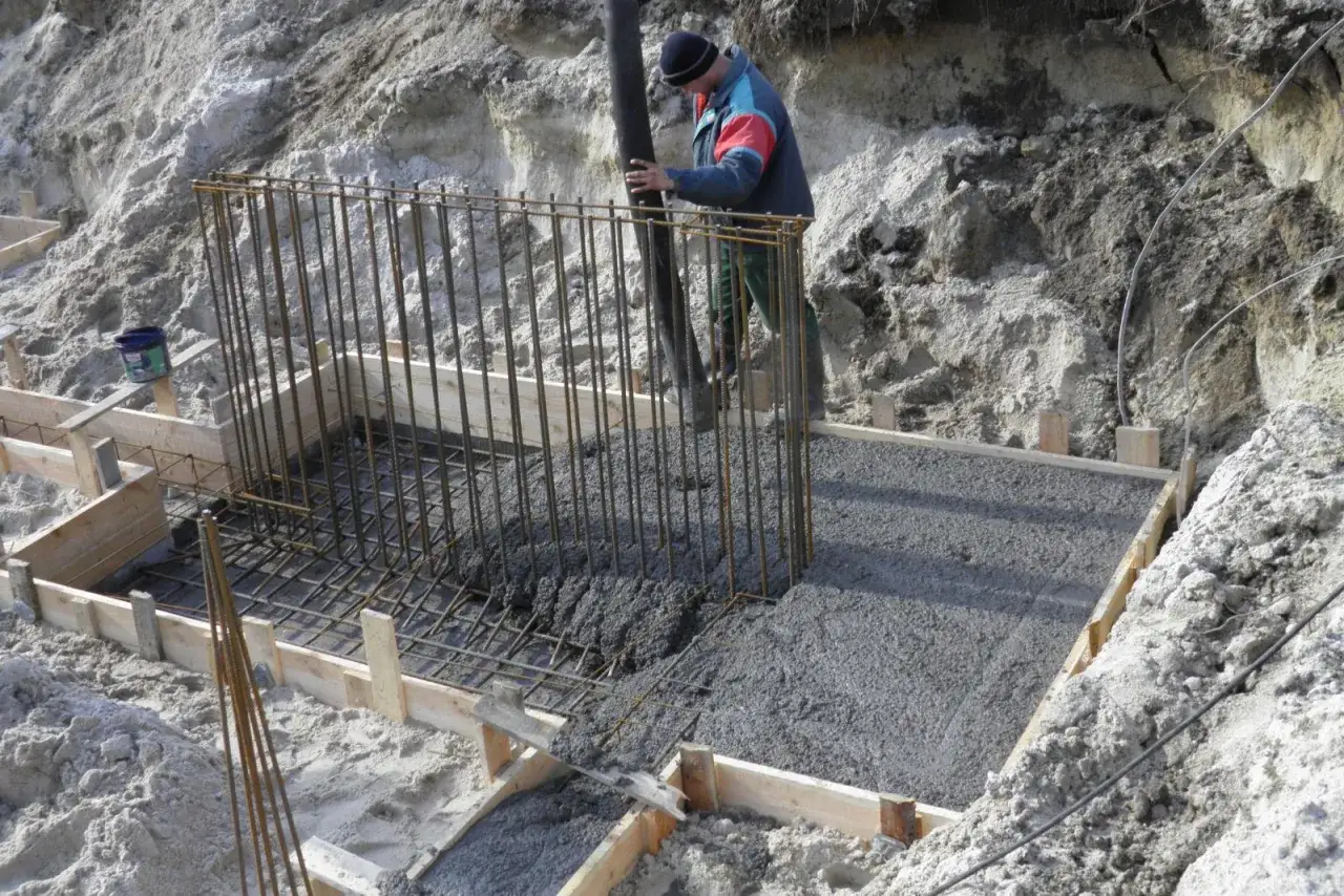 Betonowanie fundamentów. Po jakim czasie można murować na fundamencie? Czekamy na związanie betonu.