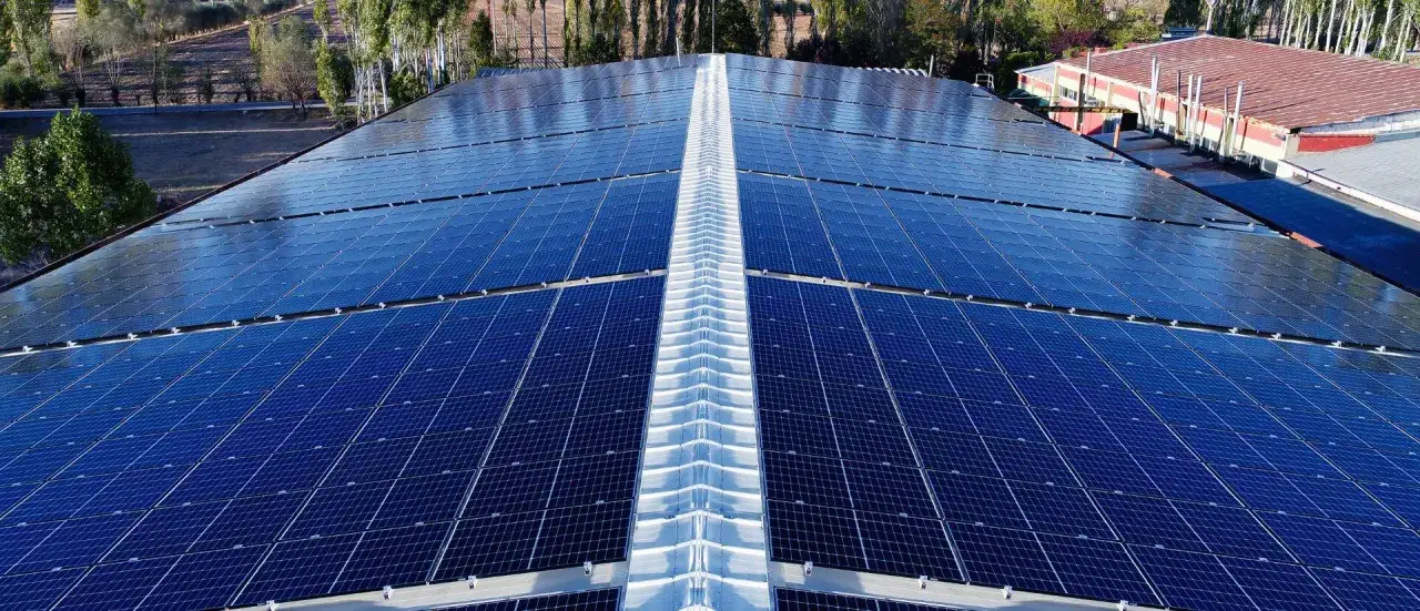 Zdjęcie Dach solarny – jak zaoszczędzić na energii i uniknąć wysokich kosztów