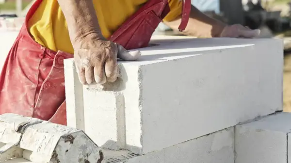 Beton komórkowy: Właściwości, wady, zalety i porównanie marek