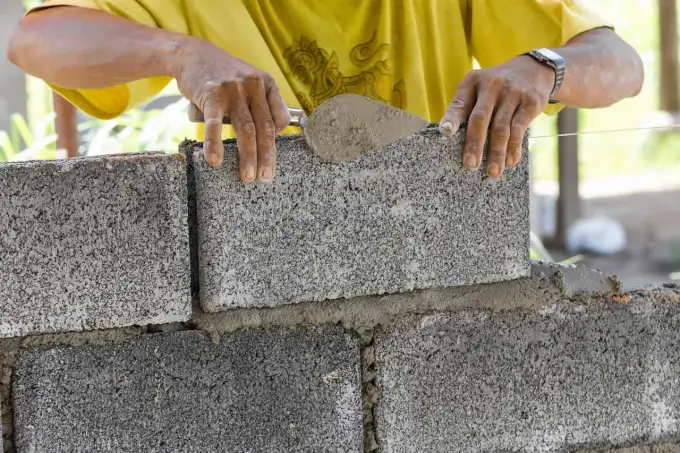 Bloczki betonowe z otworami: przewodnik, zastosowanie, ceny