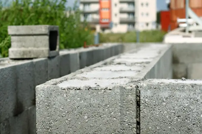 Bloczki szalunkowe: jak budować solidne fundamenty i mury?